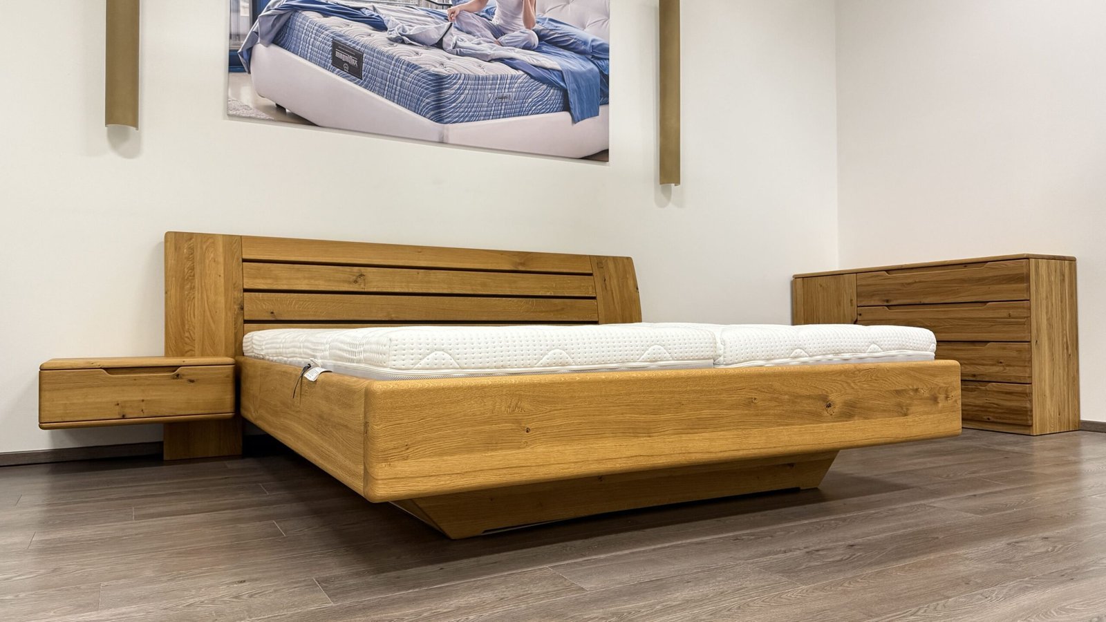 Postel levitující z masivu Flabo - včetně nočních stolků