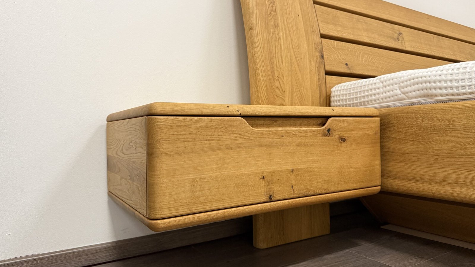 Postel levitující z masivu Flabo - včetně nočních stolků - Obrázek 8