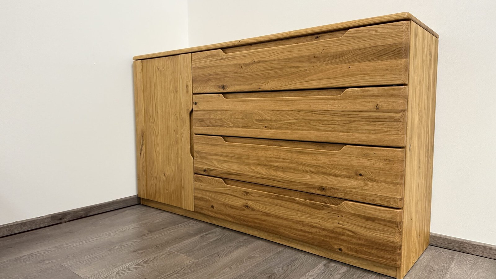 Postel levitující z masivu Flabo - včetně nočních stolků - Obrázek 7