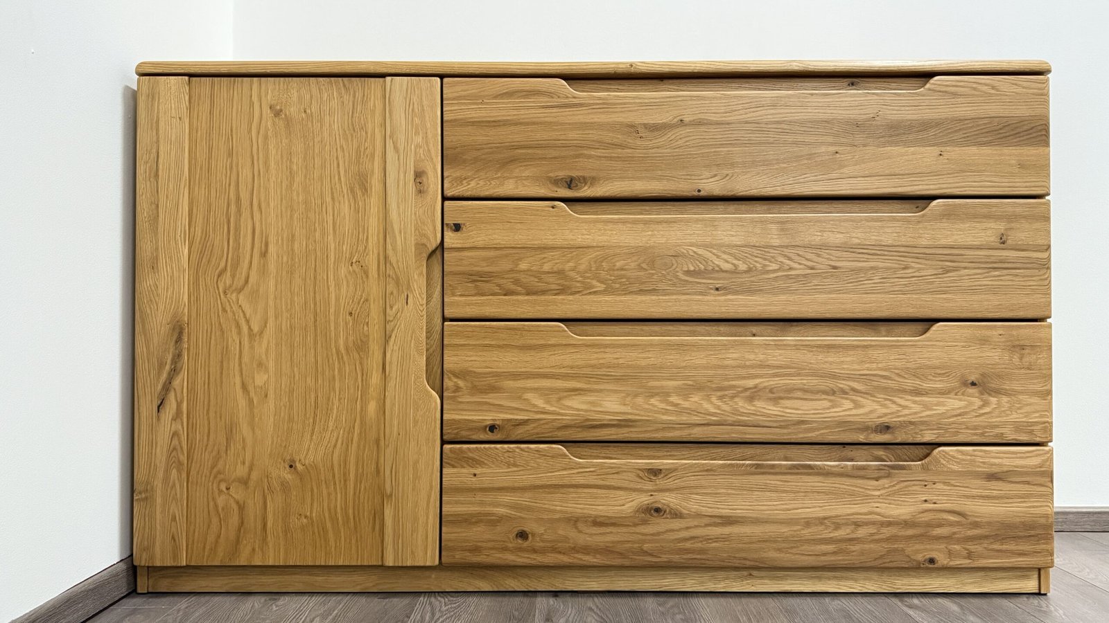 Postel levitující z masivu Flabo - včetně nočních stolků - Obrázek 6