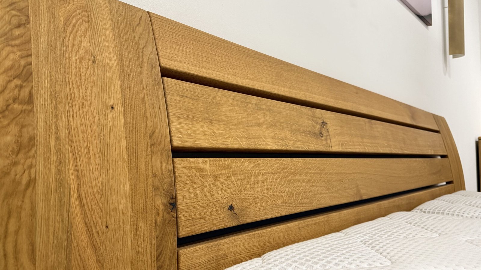 Postel levitující z masivu Flabo - včetně nočních stolků - Obrázek 5