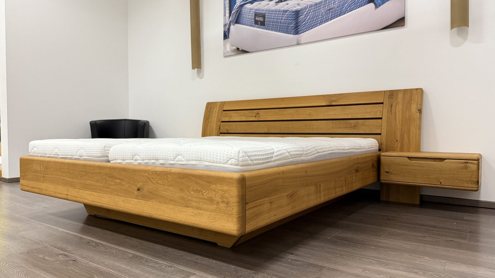 Postel levitující z masivu Flabo - včetně nočních stolků - Obrázek 4