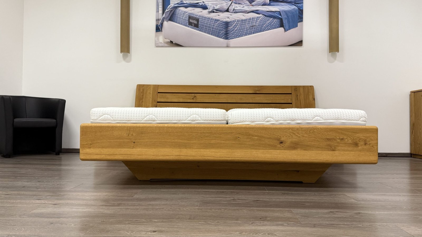 Postel levitující z masivu Flabo - včetně nočních stolků - Obrázek 3