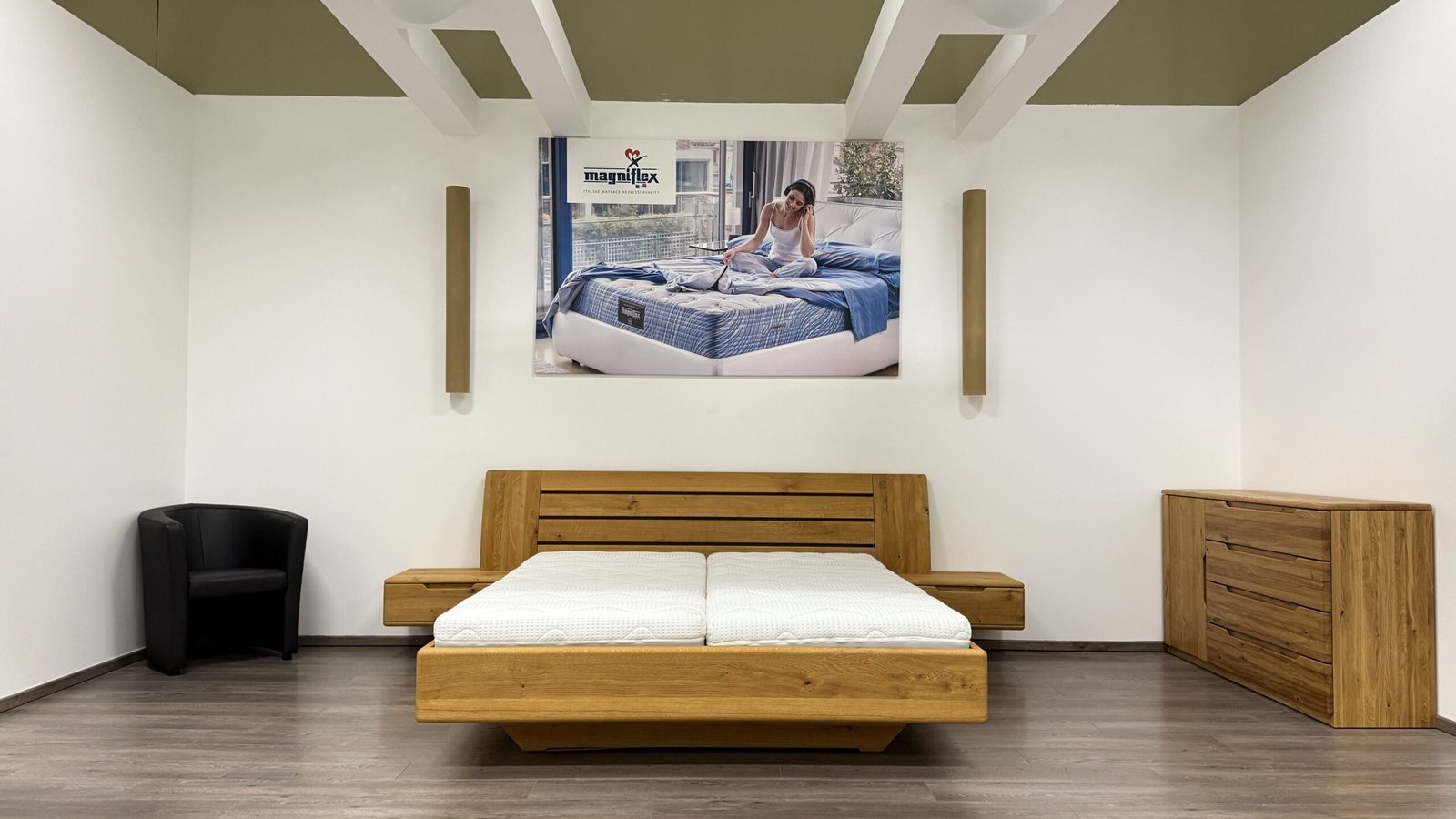 Postel levitující z masivu Flabo - včetně nočních stolků - Obrázek 2